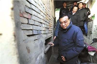 昨天，李克強(qiáng)看望包頭北梁棚戶區(qū)居民。新華社發(fā)